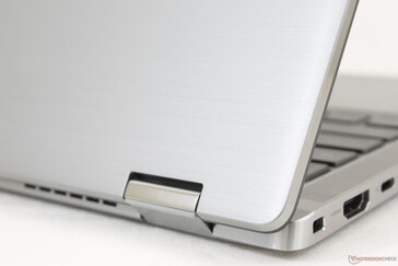 Le couvercle extérieur et la base du clavier en aluminium brossé ont une texture lisse