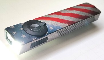 La lampe torche Olight ArkPro Stars & Stripes offre un flux lumineux de 1 500 lumens en mode projecteur.