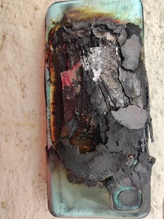 Dégâts massifs sur le OnePlus Nord 2 qui a explosé. (Source : Ankur Sharma)