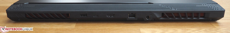 A l'arrière : USB A 3.0, USB C 3.1 Gen2 (DisplayPort), HDMI, RJ45-LAN, entrée secteur.