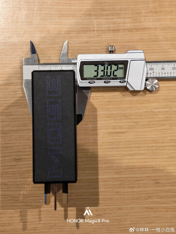 Épaisseur du chargeur Honor Win 360W