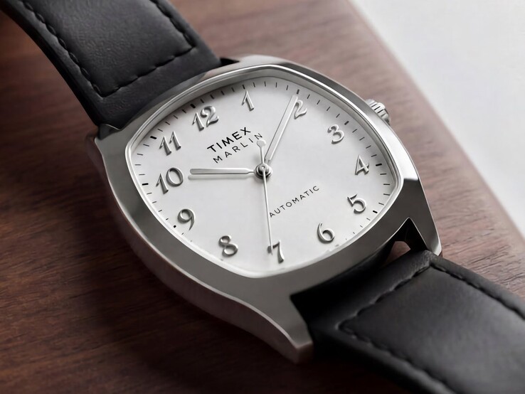 Timex Marlin Chatham Automatic avec boîtier coussin argenté, cadran blanc, chiffres arabes argentés et bracelet en cuir noir