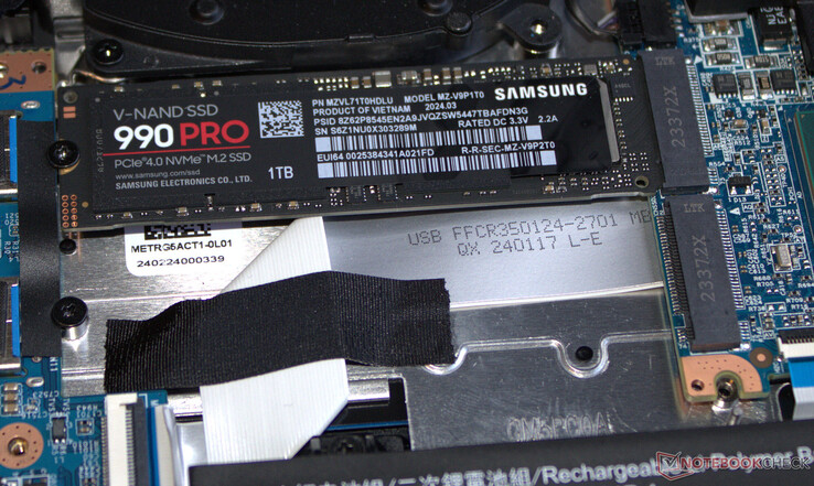 L'ordinateur portable peut accueillir deux disques durs PCIe-4.