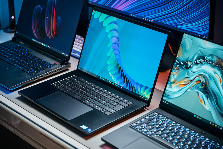 Des temps de réponse inégalés, des contrastes étonnants et de superbes couleurs. Le Blade 16 avec son OLED 240 Hz.