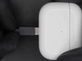 Les AirPods USB-C officiels sont peut-être sur le point de voir le jour. (Source : Ken Pillonel via YouTube) 