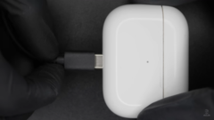 Les AirPods USB-C officiels sont peut-être sur le point de voir le jour. (Source : Ken Pillonel via YouTube) 