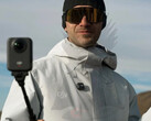La DJI Osmo 360 utilisée avec ce qui semble être sa barre d'extension de batterie. (Source de l'image : via Igor Bogdanov)