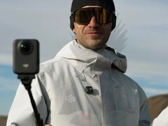 La DJI Osmo 360 utilisée avec ce qui semble être sa barre d'extension de batterie. (Source de l'image : via Igor Bogdanov)