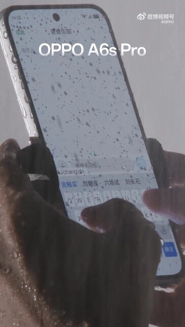 Le téléphone Oppo A6s Pro au contact de l'eau.