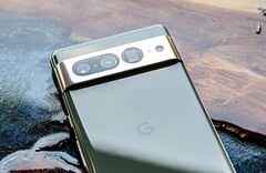 Le Google Pixel 7 Pro bénéficie désormais d'un total de cinq mises à jour majeures Android au lieu de trois seulement. (Source de l'image : Triyansh Gill)