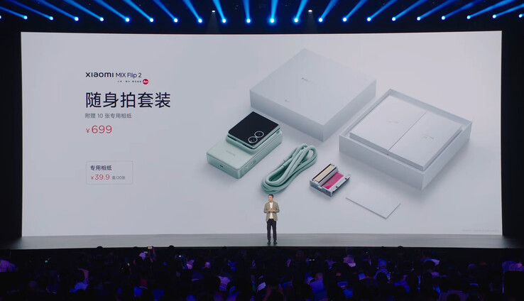 Xiaomi dévoile le kit photo de poche du Mix Flip 2 et le contenu de sa boîte. (Source : Xiaomi via Fixed Focus Digital)
