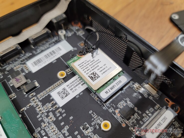 Le module WLAN M.2 amovible se trouve sous le SSD M.2