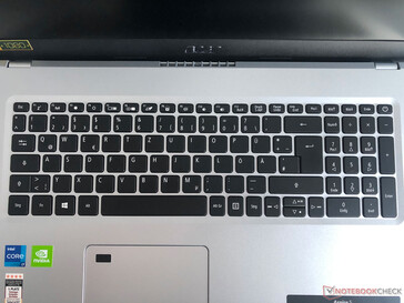 Le grand clavier comprenant un pavé numérique.
