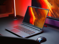 L'Alienware m18 R1 avec le GPU RX 7900M est l'un des rares ordinateurs portables de jeu équipés de cartes AMD. (Source de l'image : NotebookcheckReviews sur YouTube)