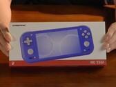 L'Anbernic RG 55G1 sera disponible en trois couleurs, dont l'indigo.