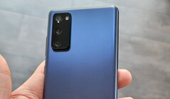 Le Galaxy S20 FE 5G a un plastique noir. (Source de l'image : @jimmyispromo)