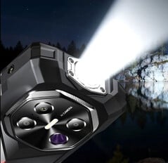 Le smartphone Fossibot F113 est équipé d'une lampe de poche de 160 lumens intégrée à son bord supérieur. (Source de l'image : Fossibot)