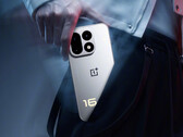 Le OnePlus 16 pourrait figurer parmi les appareils ayant obtenu les meilleurs scores dans le prochain classement de référence d’AnTuTu. Sur la photo : une image promotionnelle du téléphone.