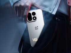 Le OnePlus 16 pourrait figurer parmi les appareils ayant obtenu les meilleurs scores dans le prochain classement de référence d’AnTuTu. Sur la photo : une image promotionnelle du téléphone.