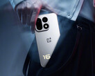 Le OnePlus 16 pourrait figurer parmi les appareils ayant obtenu les meilleurs scores dans le prochain classement de référence d’AnTuTu. Sur la photo : une image promotionnelle du téléphone.