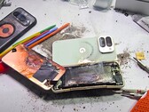 Une explosion de batterie lors d'un test de durabilité, c'est quelque chose que JerryRigEverything n'avait pas connu jusqu'à présent. Le Pixel 10 Pro Fold de Google n'a pas amélioré les faiblesses de ses prédécesseurs. (Source de l'image : JerryRigEverything)