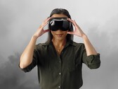 Un joueur portant un casque de réalité virtuelle Steam Frame