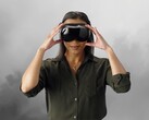 Un joueur portant un casque de réalité virtuelle Steam Frame