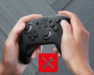 Joueur déplaçant le pouce gauche sur la Switch 2 Pro Controller