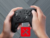 Joueur déplaçant le pouce gauche sur la Switch 2 Pro Controller