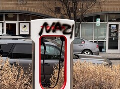 Un superchargeur Tesla avec des graffitis. Le constructeur automobile a promis de poursuivre les vandales (Source de l'image : SnazzyLabs on X)