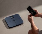 La nouvelle balance de Xiaomi est équipée d'une batterie rechargeable, contrairement à la balance d'analyse corporelle Mijia S400 Pro (photo) qui fonctionne avec des piles AAA.