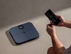 La nouvelle balance de Xiaomi est équipée d'une batterie rechargeable, contrairement à la balance d'analyse corporelle Mijia S400 Pro (photo) qui fonctionne avec des piles AAA.