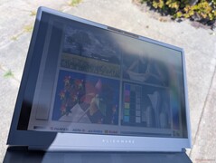 A l'extérieur, sous la lumière du soleil