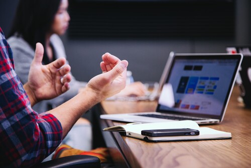 Android propose une fonction "Flip to silence calls", qui permet aux utilisateurs de couper le son des appels et des notifications (Source : Unsplash)