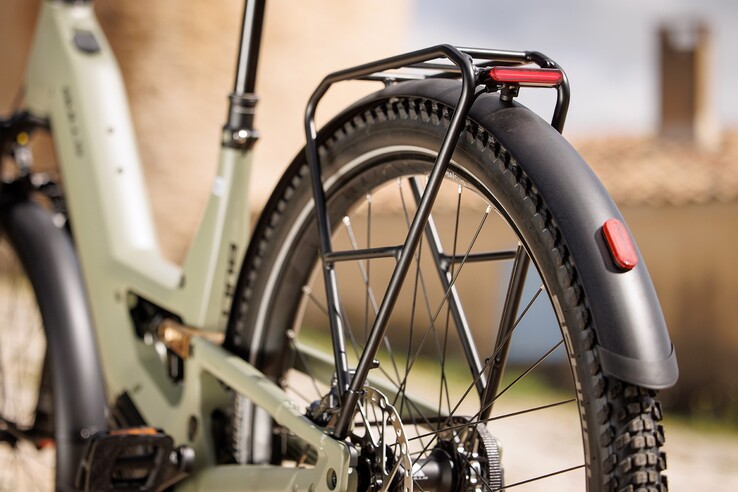 Un porte-bagages et un système d'éclairage sont fournis avec le vélo