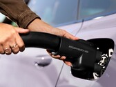 Un adaptateur Porsche pour les Superchargers de Tesla (Source : Porsche)