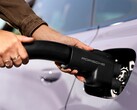 Un adaptateur Porsche pour les Superchargers de Tesla (Source : Porsche)