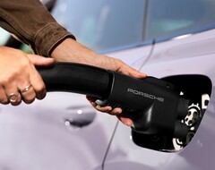 Un adaptateur Porsche pour les Superchargers de Tesla (Source : Porsche)