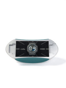 Coffret de collection argenté et bleu sarcelle en forme de capsule, dédié à la collaboration entre Casio G-Shock et C2H4.