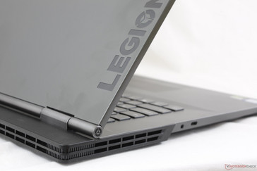 Surfaces en aluminium mat lisse du Lenovo Legion Y730.