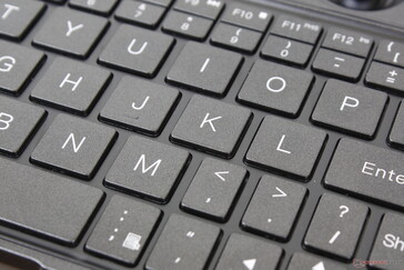 De manière surprenante, le retour des touches est ferme et uniforme entre les principales touches QWERTY. Le claquement est relativement fort en conséquence