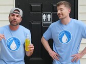Mark Rober à côté de MrBeast avec un bidon d'urine (Source de l'image : MrBeast ; capture d'écran recadrée)