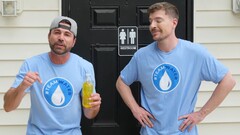 Mark Rober à côté de MrBeast avec un bidon d'urine (Source de l'image : MrBeast ; capture d'écran recadrée)