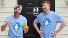 Mark Rober à côté de MrBeast avec un bidon d&#039;urine (Source de l&#039;image : MrBeast ; capture d&#039;écran recadrée)