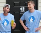 Mark Rober à côté de MrBeast avec un bidon d'urine (Source de l'image : MrBeast ; capture d'écran recadrée)