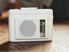 Le lecteur de cassettes Maxell MXCP-P100S permet aux propriétaires d&#039;écouter leur musique n&#039;importe où, sans écouteurs, grâce aux haut-parleurs intégrés. (Source de l&#039;image : Maxell)