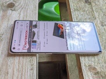 Oppo Find X3 Neo en utilisation extérieure