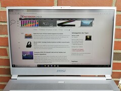 MSI P65 Creator 9SF - À l'extérieur.