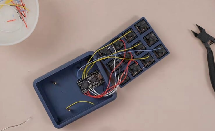 Câblage de la main du clavier mécanique ScottoT9. (Source de l'image : Joe Scotto sur YouTube)