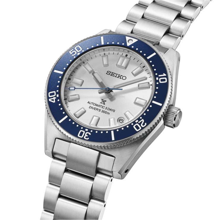 image de face de la montre de plongée Seiko Prospex HBB001 avec une lunette bleue bicolore, un cadran blanc argenté et un bracelet en acier inoxydable.